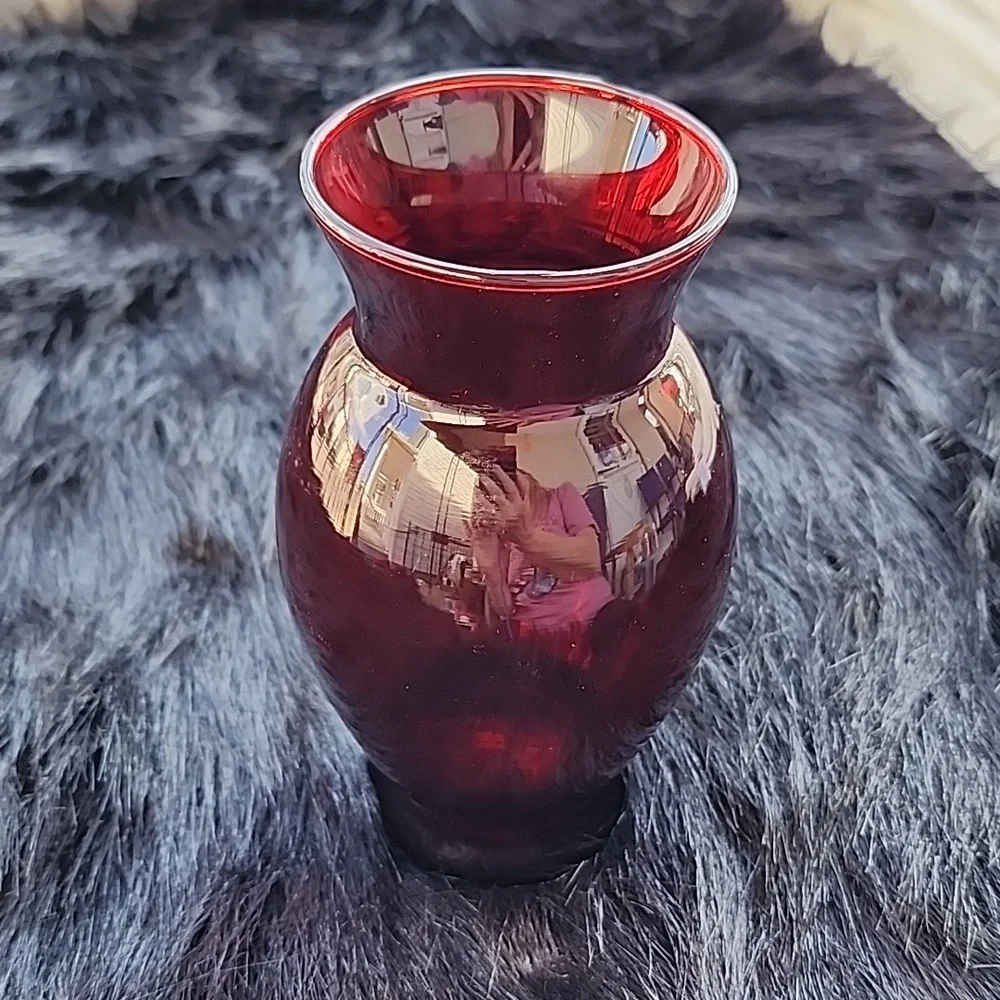 VINTAGE  RUBY RED VASE. VERY BEAUTIFUL! - Picture 5 of 5